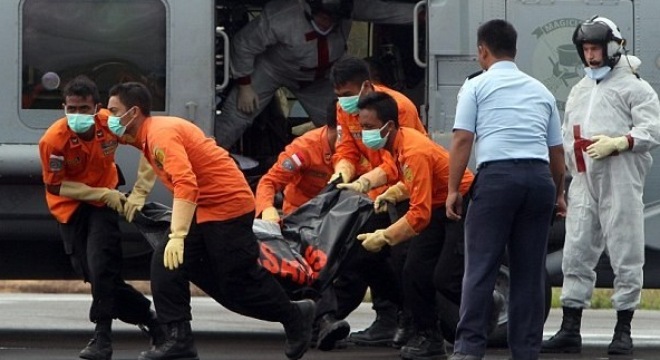 ຊອກຫາໄດ້ຊາກສົບຜູ້ໂດຍສານຕື່ມອີກໃນເຫດ ເຮືອບິນ AirAsia ຕົກ